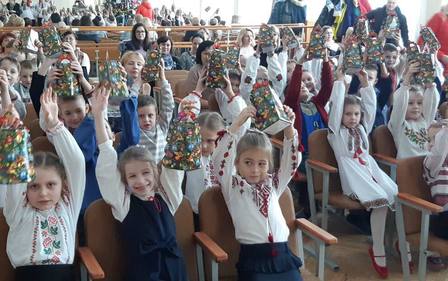 СОЛОДКІ ПОДАРУНКИ ДО НОВОРІЧНИХ СВЯТ ОТРИМАЛИ УЧНІ МОЛОДШИХ КЛАСІВ У ЖИТОМИРІ