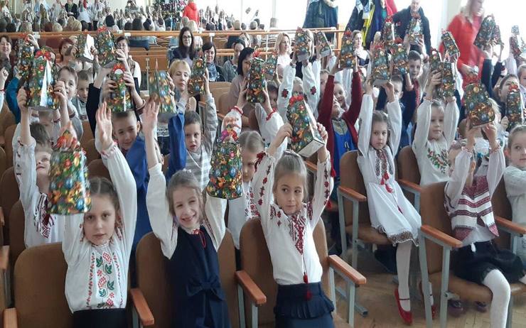 СОЛОДКІ ПОДАРУНКИ ДО НОВОРІЧНИХ СВЯТ ОТРИМАЛИ УЧНІ МОЛОДШИХ КЛАСІВ У ЖИТОМИРІ